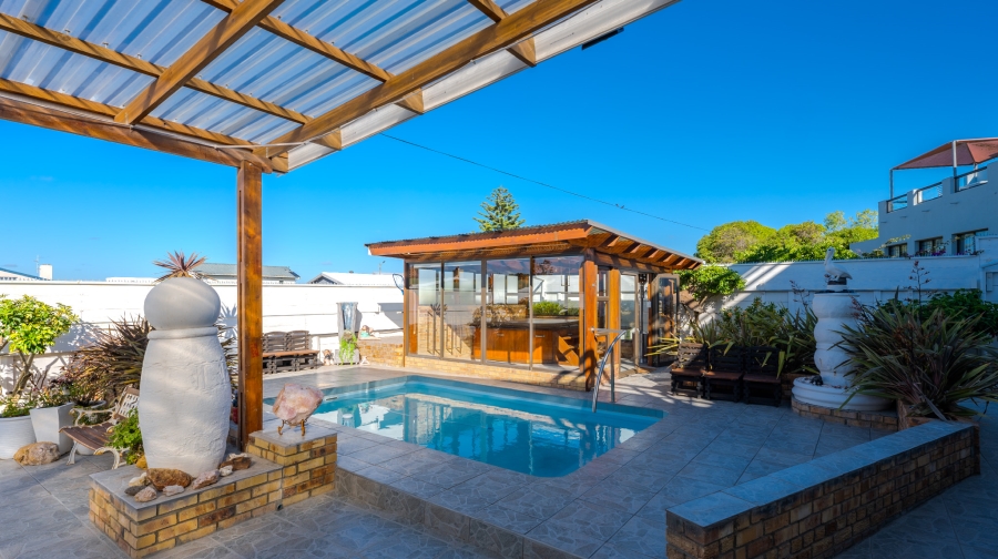 6 Bedroom Property for Sale in Struisbaai Western Cape